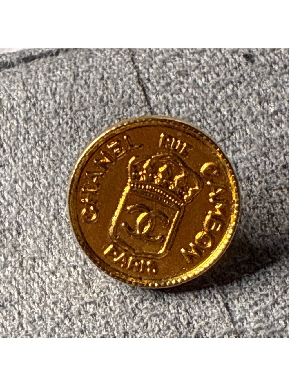 CHANEL 31 Rue Cambon Gold Tone CC Crest Button - Authentic 1980s/90s